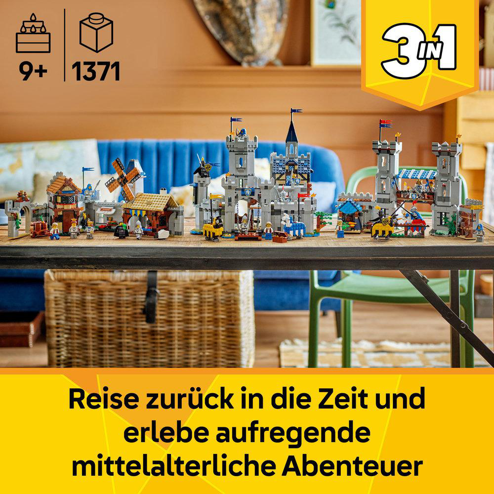 Ein mittelalterliches Burg-Set mit Figuren, Pferden und einer Windmühle wird gezeigt. Das Set steht auf einem Tisch mit einem blauen Sofa im Hintergrund.