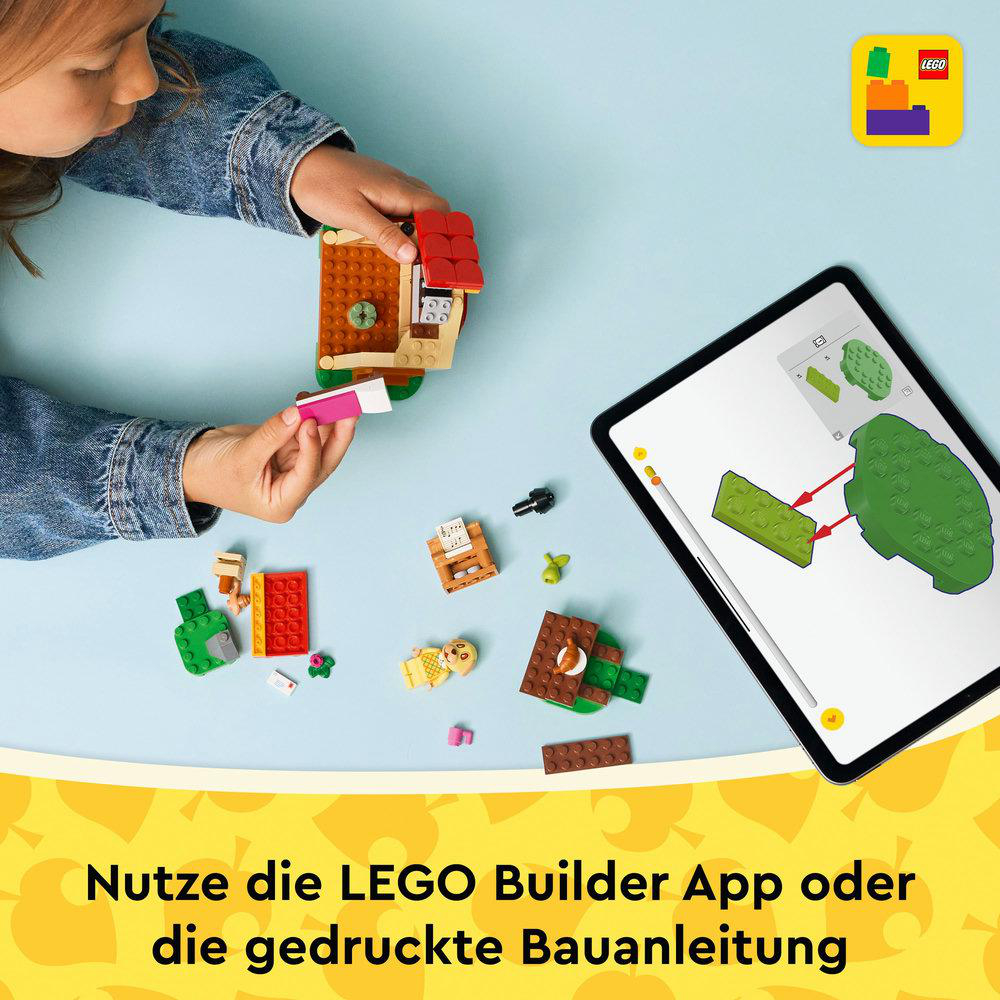 Ein Kind baut ein LEGO-Set. Ein Tablet zeigt Anweisungen. LEGO-Steine und das LEGO-Logo sind ebenfalls sichtbar.