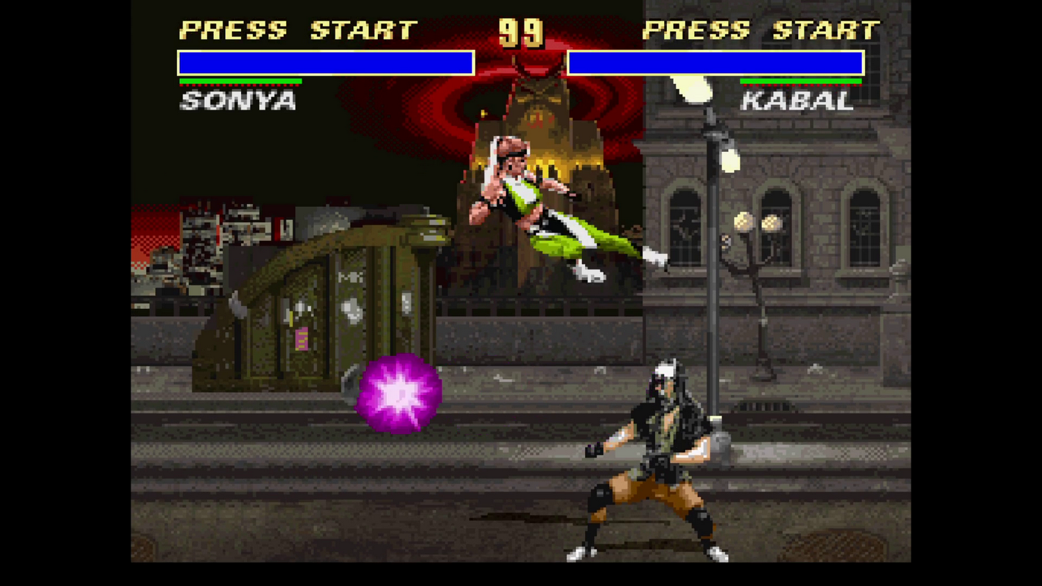Escena de Mortal Kombat. Sonya salta hacia Kabal. Bola de energía púrpura en el suelo. Fondo con horizonte y castillo.