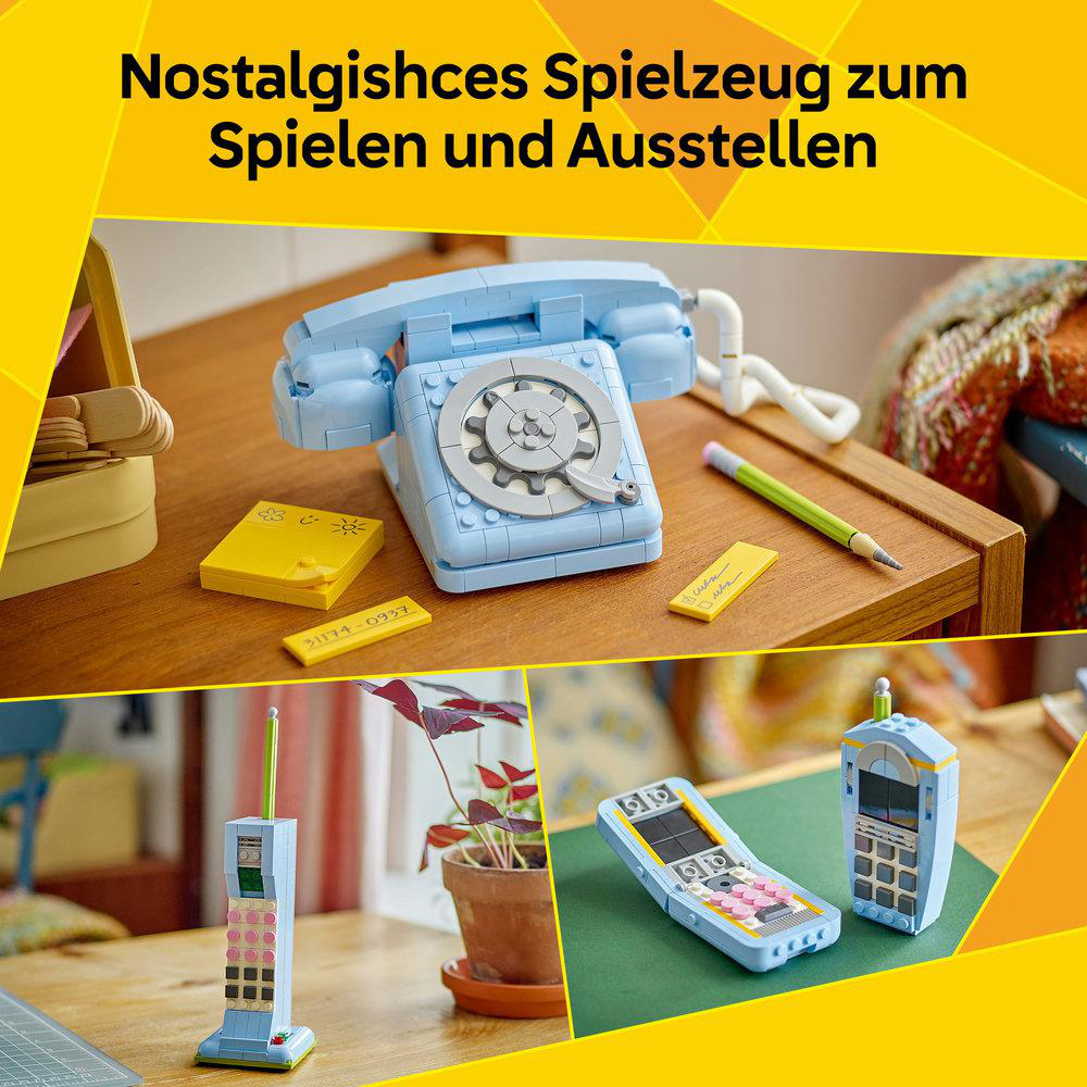 Das Bild zeigt verschiedene Spielzeugtelefone. Ein hellblaues Wählscheibentelefon, ein aus Ziegeln gebautes Mobiltelefon und ein Klapphandy werden gezeigt.