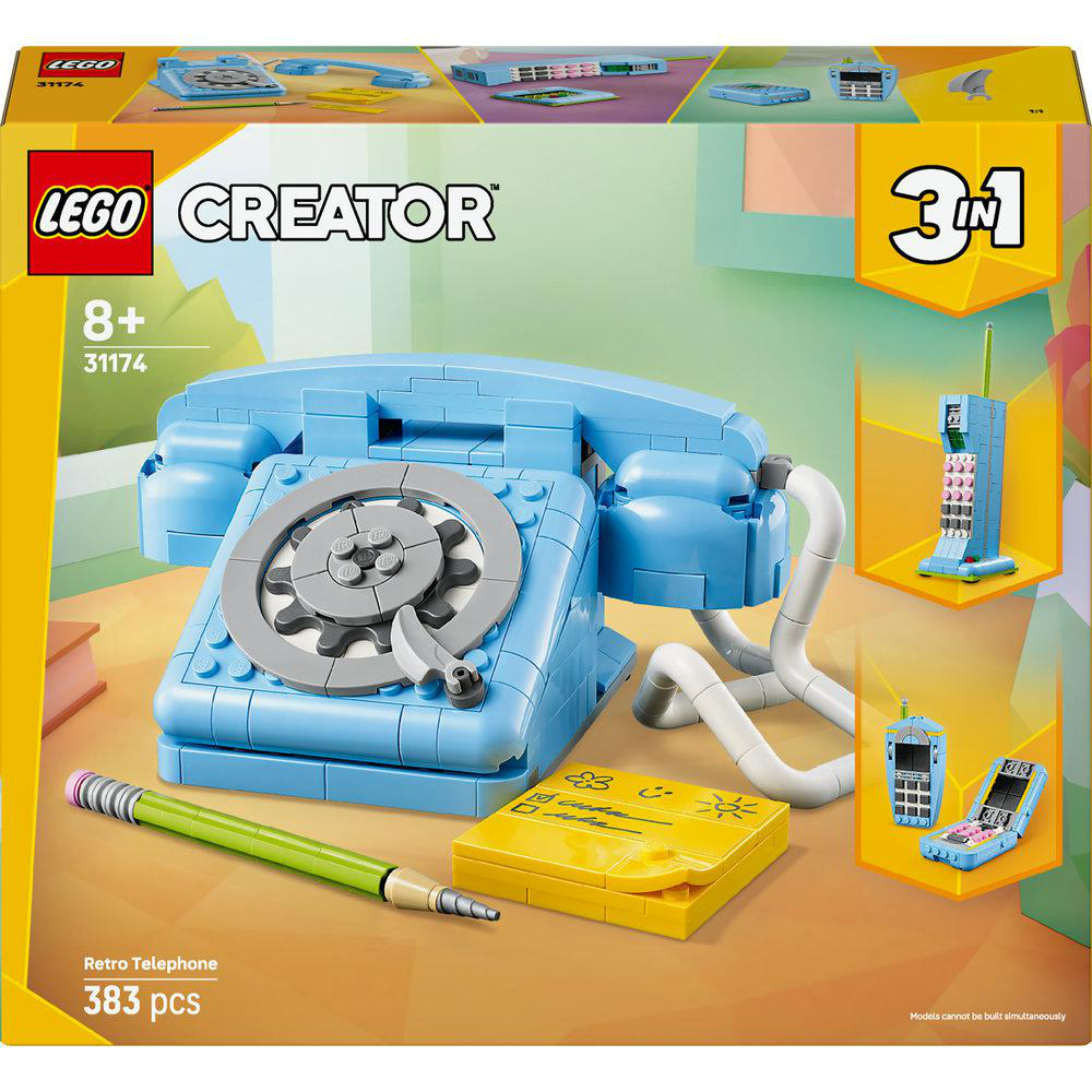 Eine LEGO Creator-Set-Box zeigt ein blaues Retro-Telefonmodell. Es zeigt auch zwei zusätzliche Telefonmodelle. Ein Bleistift und ein Notizblock sind sichtbar.