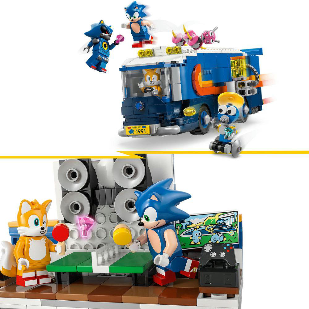 LEGO-Set mit Sonic-Charakteren. Truck mit Sonic, Tails und anderen Charakteren in der oberen Hälfte. Untere Hälfte zeigt ein Spielzimmer.