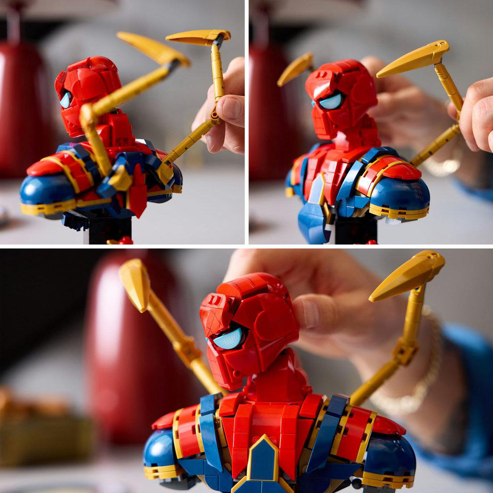 Eine Lego-Spider-Man-Figur mit roten und blauen Details wird gehalten, mit rotem Hintergrund und gelben Armen. Hände halten die Arme.