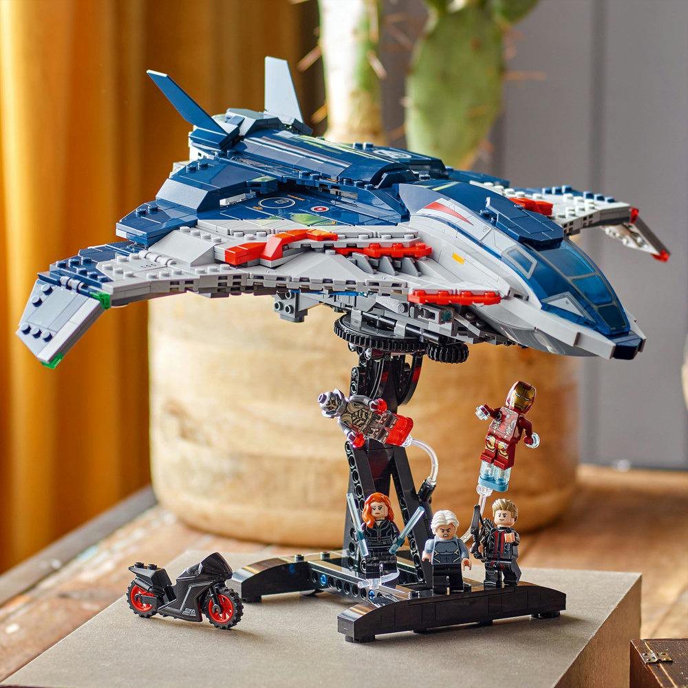 Ein Lego-Set mit einem blau-grauen Jet, einem Motorrad und mehreren Figuren, darunter Black Widow und Iron Man.