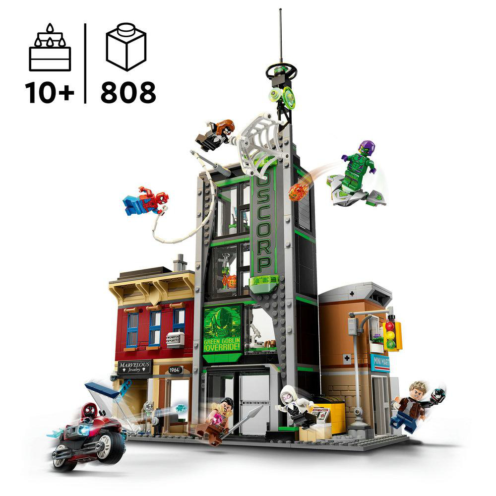 Lego-Set mit einem hohen Gebäude mit Superheldenfiguren wie Spiderman, Green Goblin und anderen in actionreichen Posen.