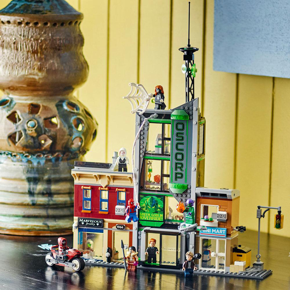 Lego-Set eines Stadtgebäudes mit Minifiguren, darunter Spider-Man, Green Goblin und andere. Das Gebäude ist mehrstöckig.