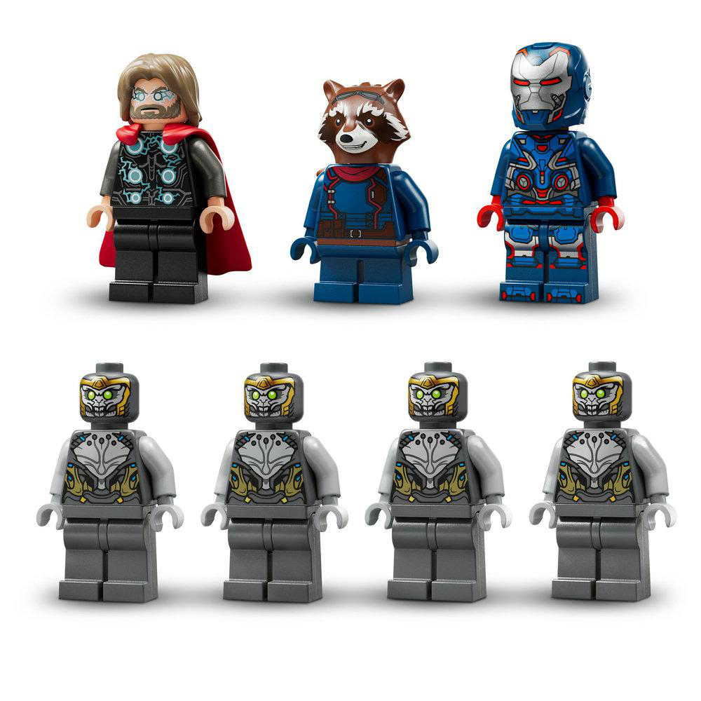 Lego-Figuren: Thor, Rocket, Iron Man und vier Ultron-Roboter. Jeder hat einzigartige Farben und Designs. Weißer Hintergrund.