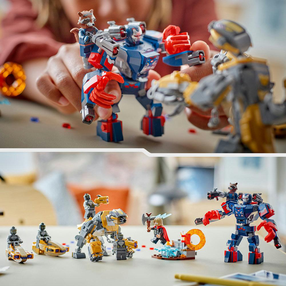 Hände spielen mit LEGO-Superheldenfiguren. Eine blau-rote Iron-Man-Figur steht im Mittelpunkt. Weitere Figuren und Zubehör sind zu sehen.