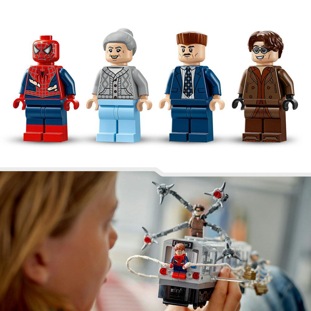 Lego-Minifiguren: Spider-Man, ältere Frau, Mann in blauem Anzug, Mann in braunem Mantel. Kind spielt mit Lego-Zug.