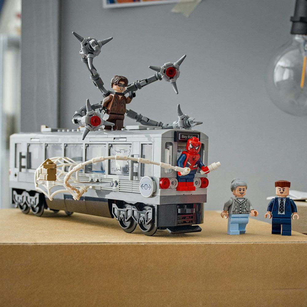 Ein Lego-Set mit Spider-Man, Doctor Octopus und anderen Minifiguren. Ein Zug und Web-Elemente sind in der Szene enthalten.