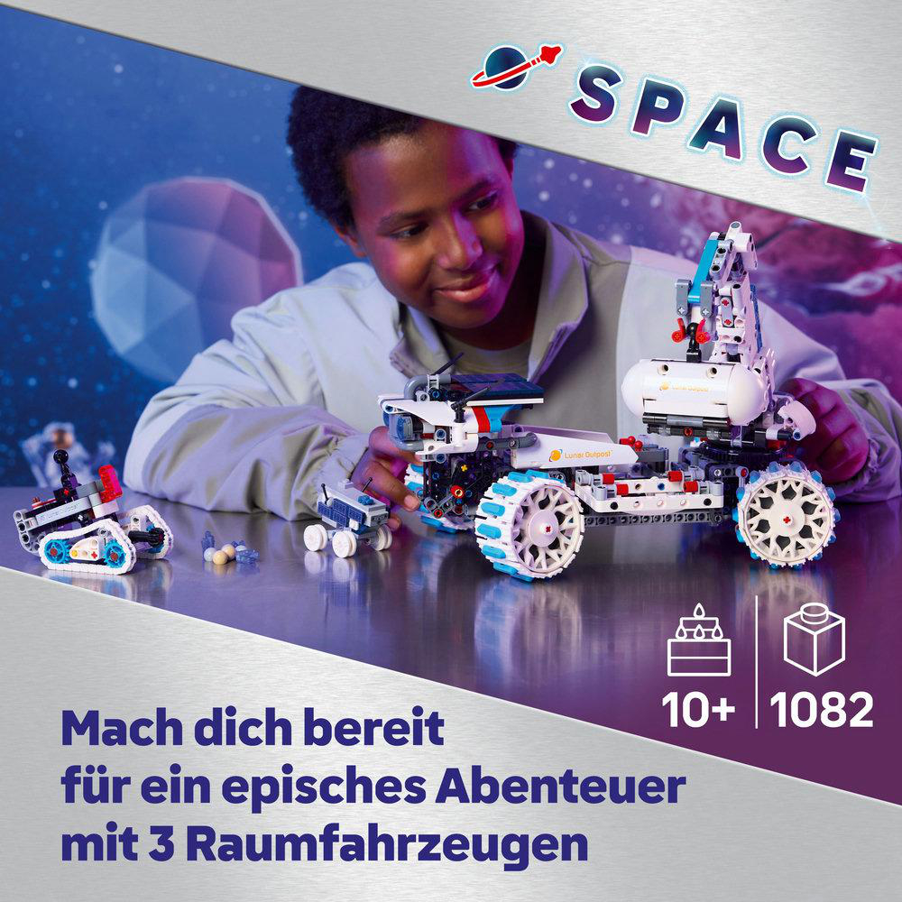 Ein Junge lächelt und hält einen Spielzeug-Weltraumrover. Drei Spielzeugfahrzeuge befinden sich auf einer Oberfläche. Der Hintergrund hat ein blaues und lila Weltraumthema.