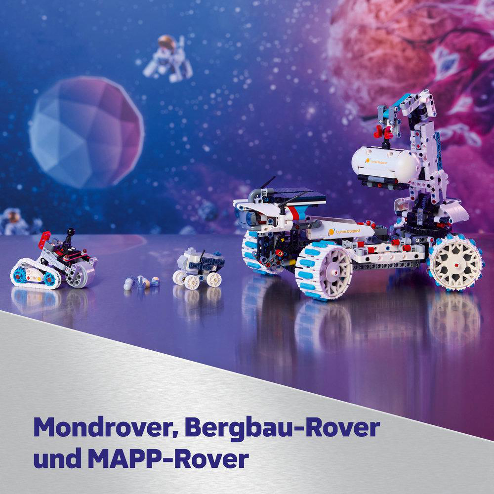 Eine Weltraumszene mit drei Spielzeug-Rovern. Die Rover befinden sich auf einer reflektierenden Oberfläche, mit Sternenhimmel und Astronaut.