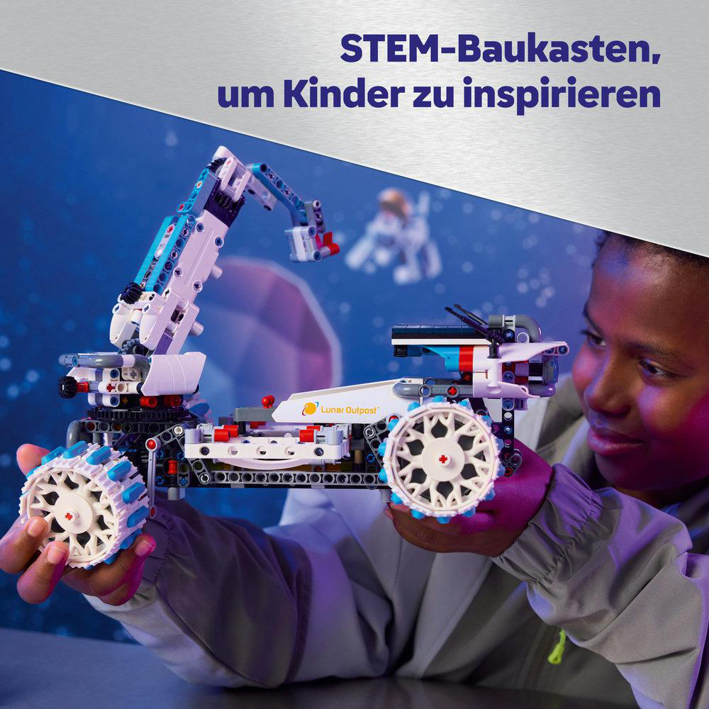 Ein Kind hält einen weißen und blauen STEM-Roboter. Text: STEM-Bausätze zur Inspiration für Kinder. Der Hintergrund ist blau.