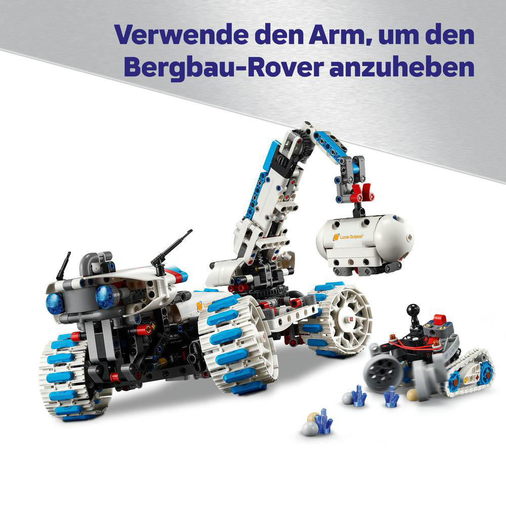 Ein weiß-blaues Spielzeug-Minen-Rover mit einem Kran, der einen weißen Behälter, einen weiteren kleinen Rover und blaue Kristalle anhebt.