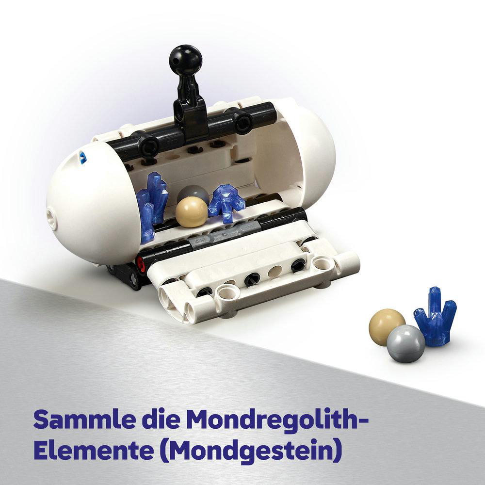 Ein weiß-schwarzes Lego-Modell mit blauen und gelben Kugeln und blau kristallartigen Teilen auf weißem Untergrund.