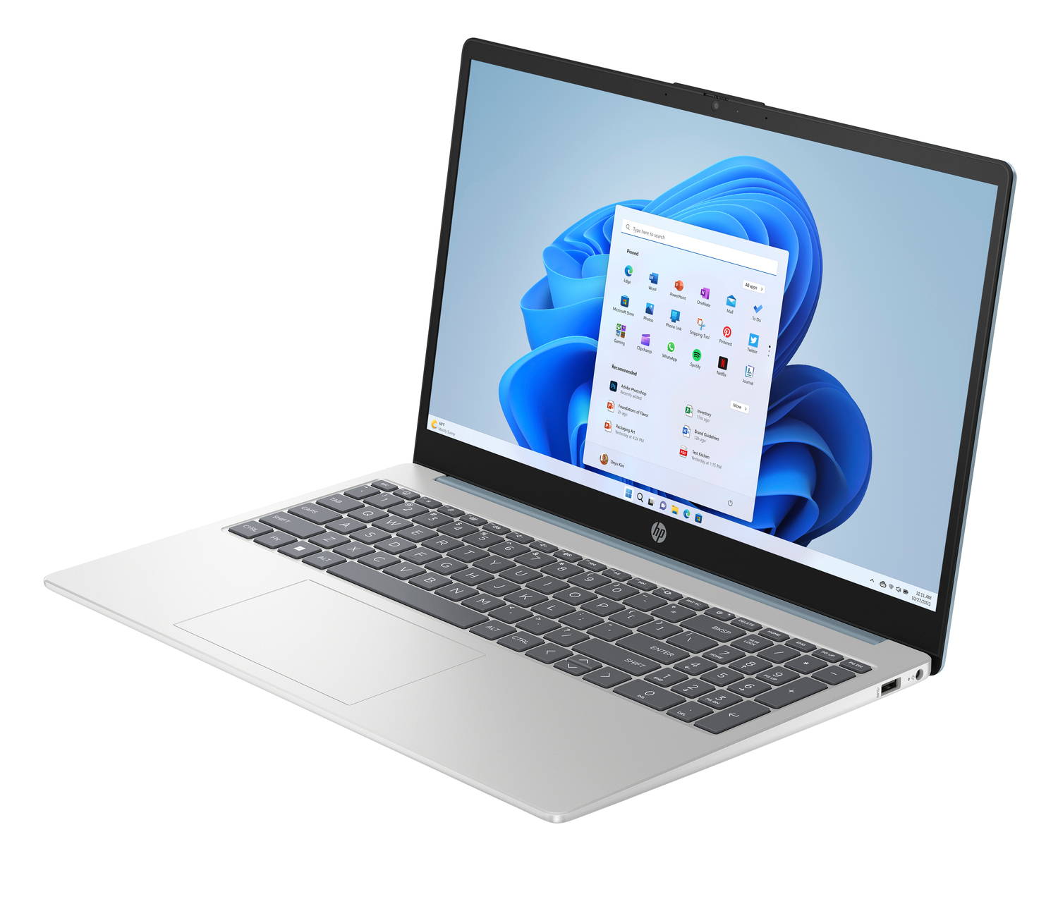 Un portátil HP plateado está abierto, mostrando una interfaz de Windows 11. La pantalla muestra iconos de aplicaciones sobre un fondo azul. El teclado es visible.