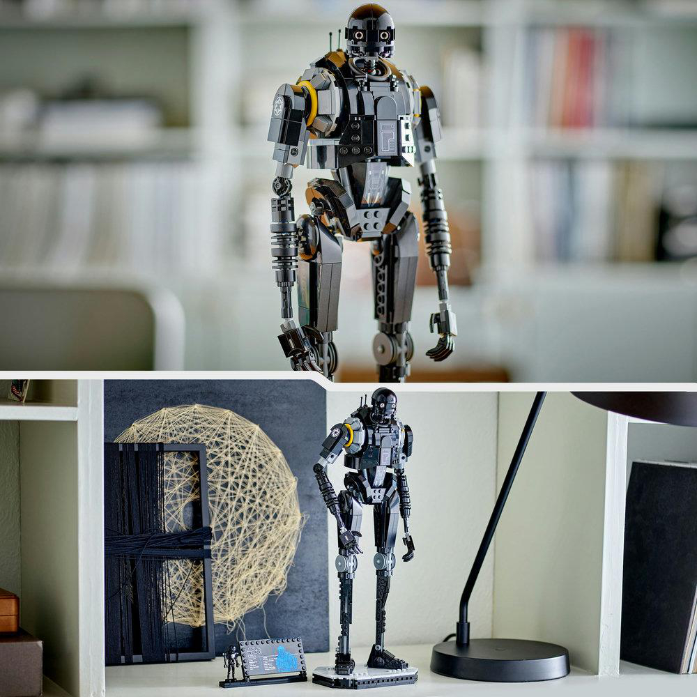 Ein Lego K-2SO-Droid steht vor einem verschwommenen Bücherregal. Unten ist eine Szene mit einem ähnlichen Droiden, Kunst und einer Lampe.