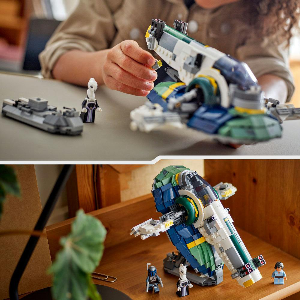 Eine Person spielt mit einem Lego Star Wars Set. Das Set enthält ein Schiff und Minifiguren. Das Schiff ist blau, weiß und grün.