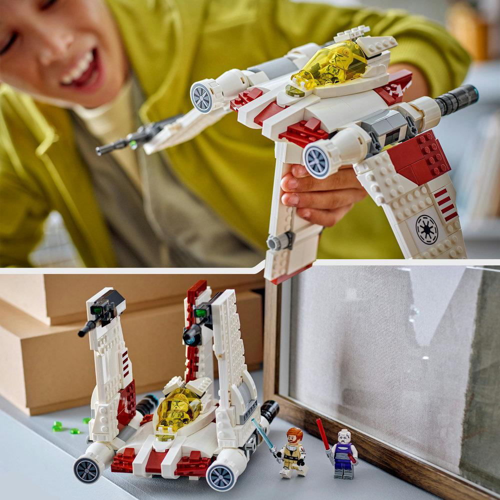Eine Person hält ein Lego Star Wars Schiff. Darunter sind ein weiteres Schiffsmodell und zwei Lego-Figuren zu sehen.