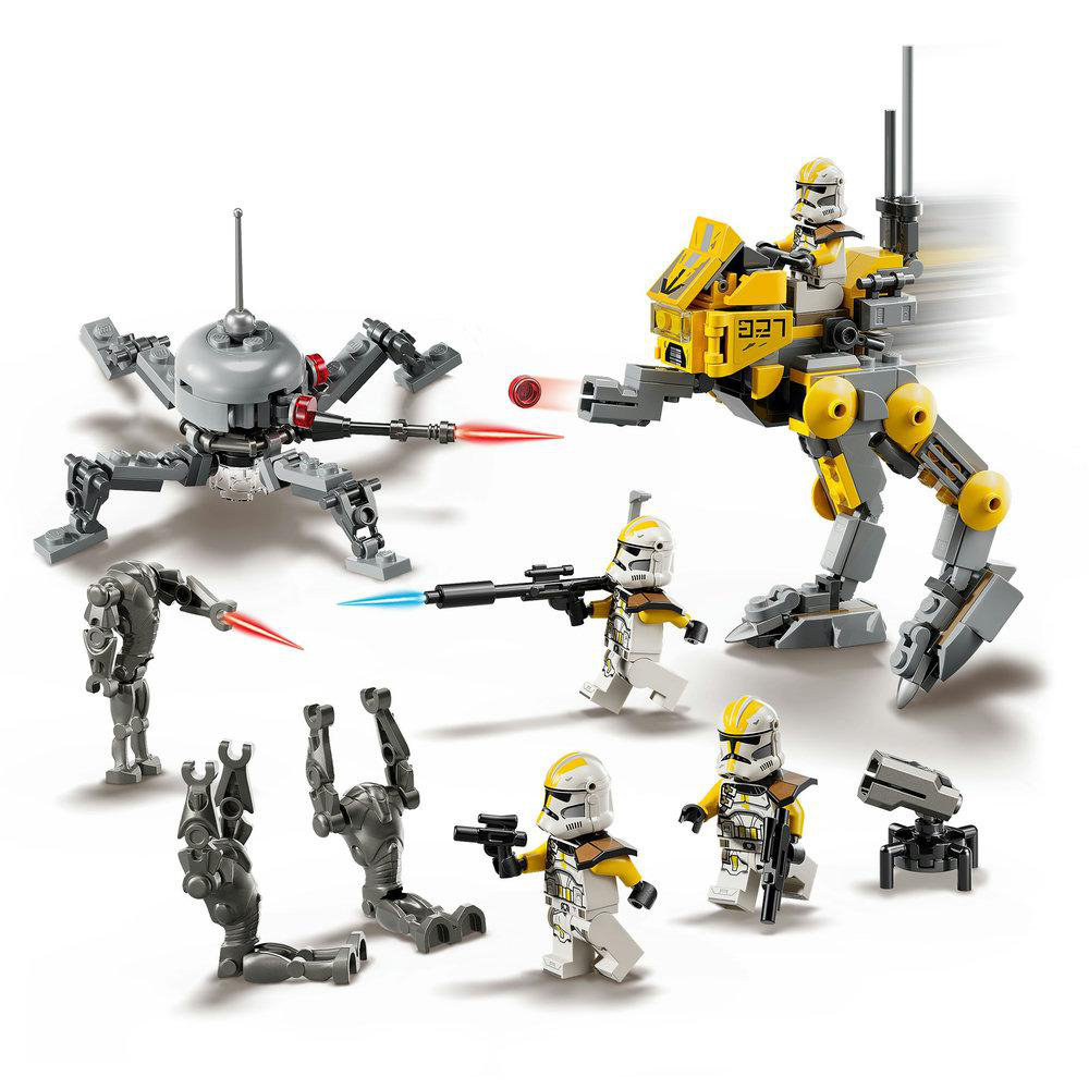 Lego Star Wars Set mit Kampfdroiden, Klonkriegern und einem gelb-grauen Walker. Laser feuern in der Szene.