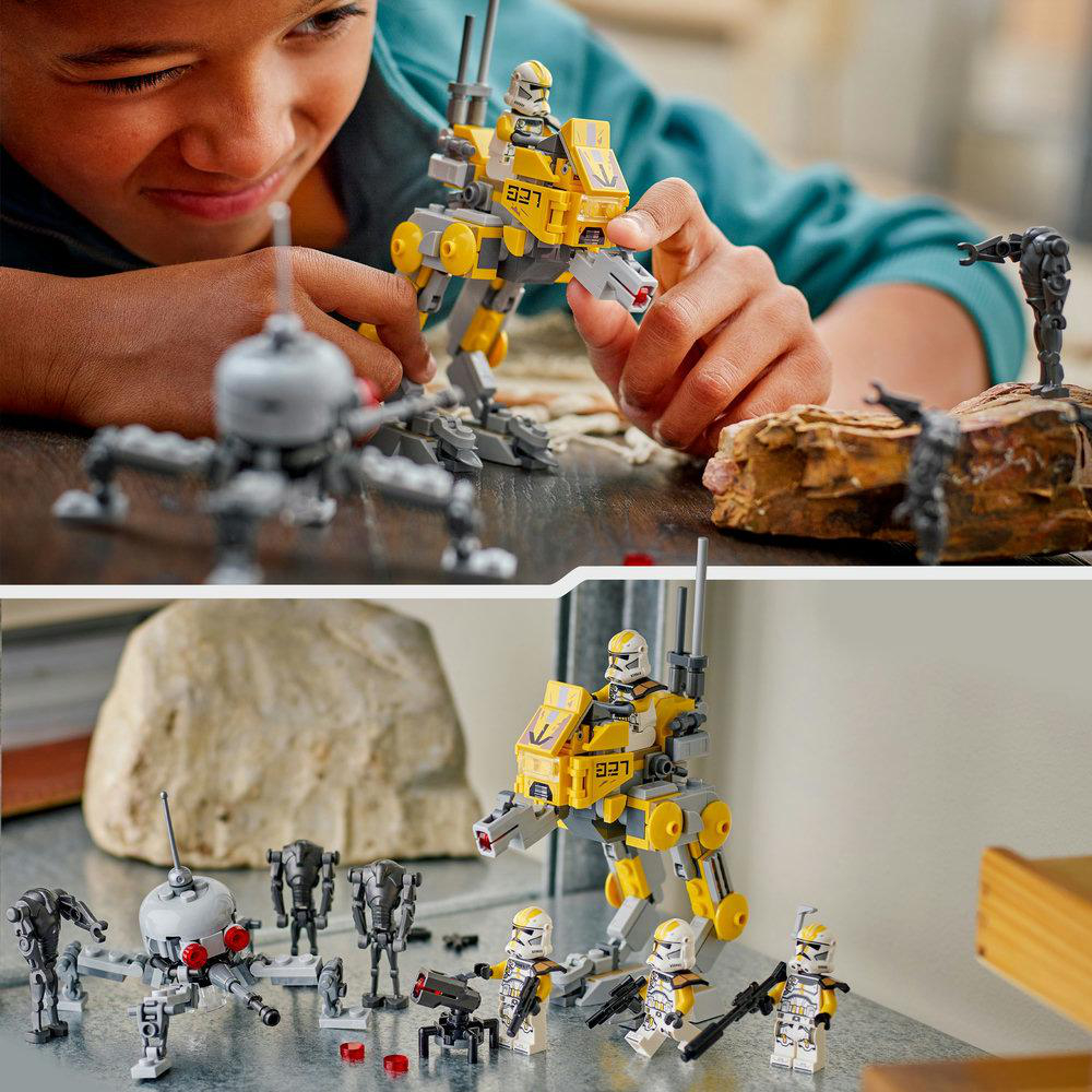 Ein Kind spielt mit Lego Star Wars. Ein gelber und grauer Walker steht im Mittelpunkt. Mehrere Lego-Figuren und ein grauer Droide sind ebenfalls vorhanden.