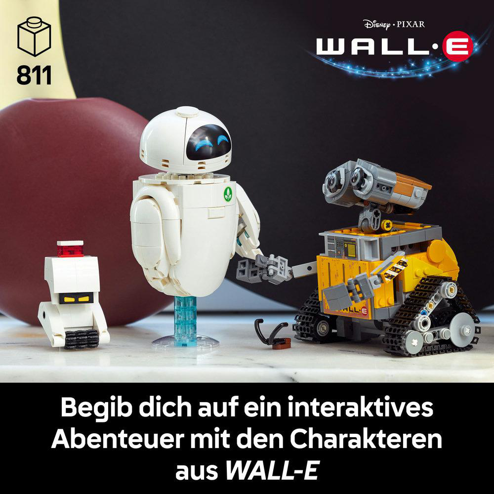 Lego-Set von WALL-E, Eve und einem kleinen weißen Roboter. Der Hintergrund zeigt das Disney Pixar WALL-E Logo und eine große braune Kugel.