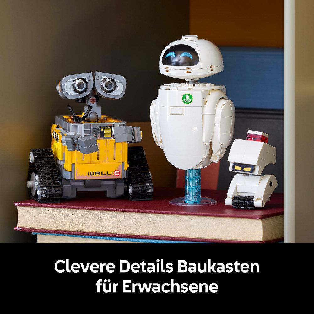 Drei LEGO-Roboter von WALL-E. Gelber Wall-E links, weißes Eve in der Mitte und ein kleiner weißer Roboter rechts.