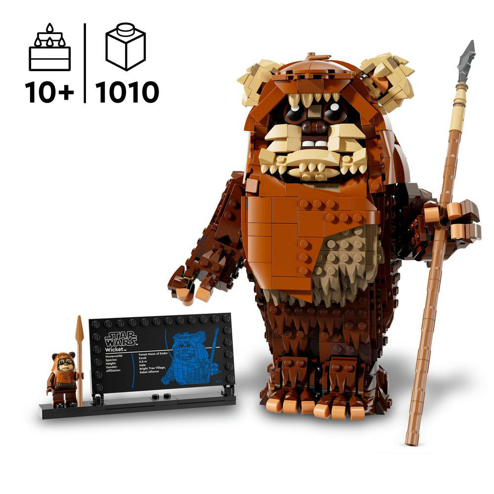 Eine Lego-Wicket-Ewok-Figur mit einem Speer. Daneben befinden sich eine kleine Wicket-Figur und eine Star-Wars-Informationstafel.