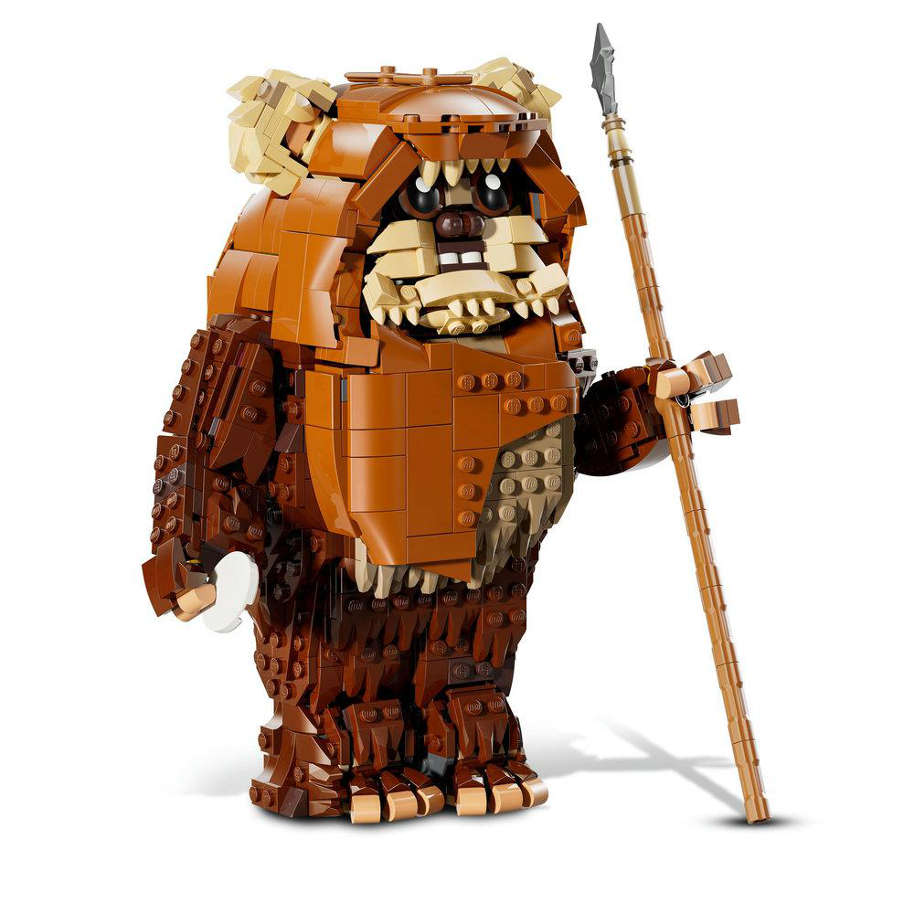 Eine Lego Ewok-Figur, braun, mit einem Speer. Es hat einen großen Kopf, bärenartige Merkmale und einen entschlossenen Ausdruck.