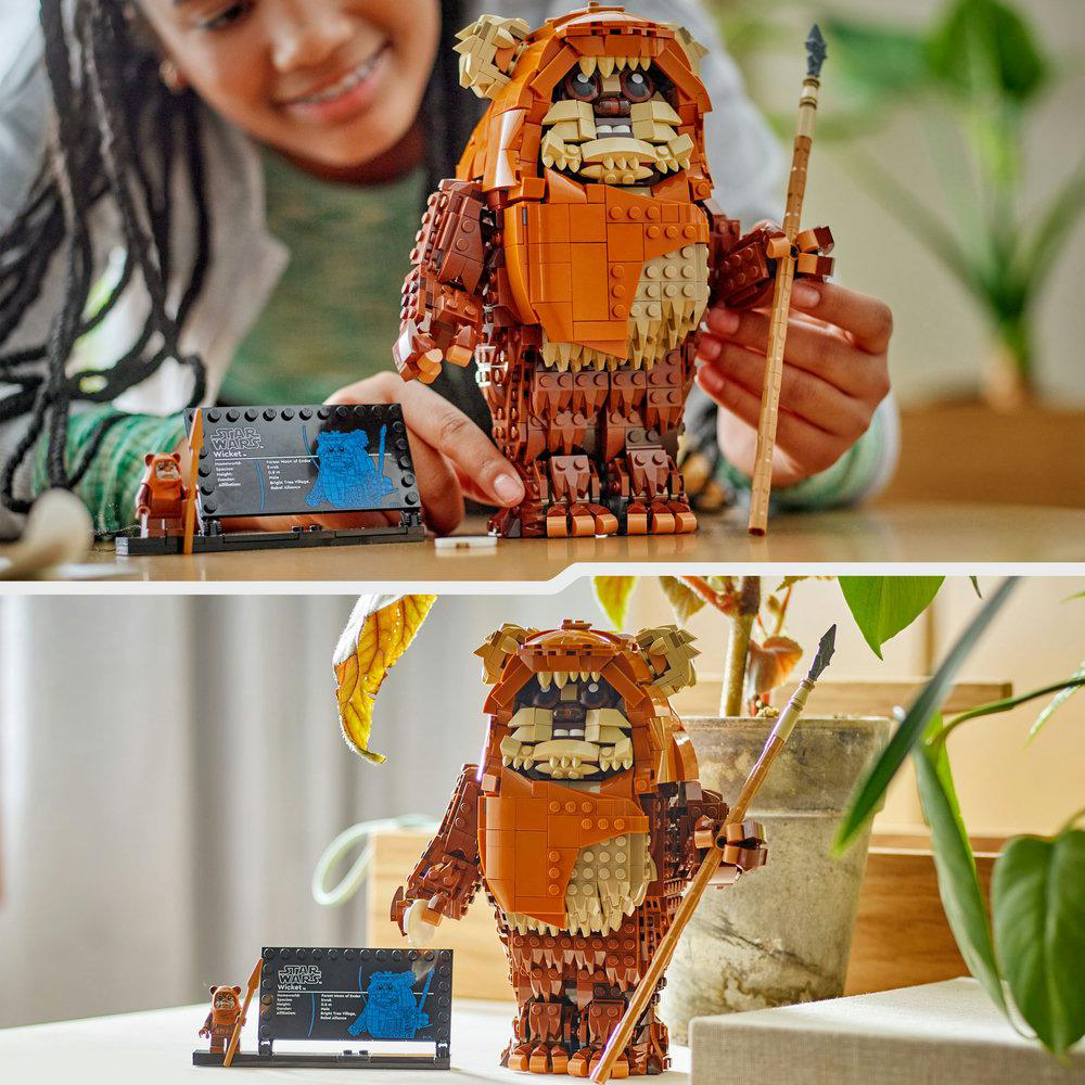 Eine Person hält eine große Lego Ewok-Figur mit einem Speer. Daneben ein kleinerer Lego Ewok und eine Star Wars Info-Karte.