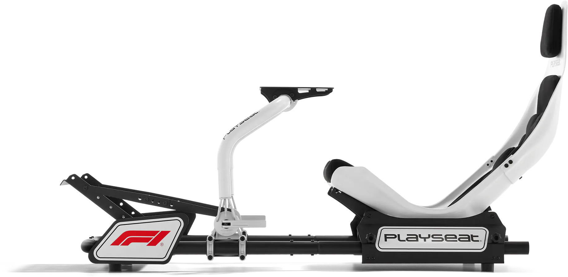 Fehér-fekete Playseat verseny szimulátor. F1 logóval, üléssel, kormánytartóval és fekete alappal.