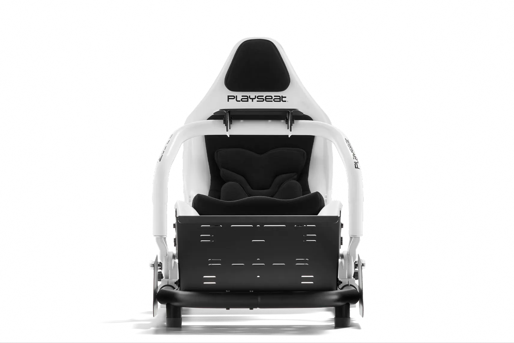 Egy fehér és fekete Playseat versenyülés. Az ülés fekete, a keret fehér, a háttér fekete.