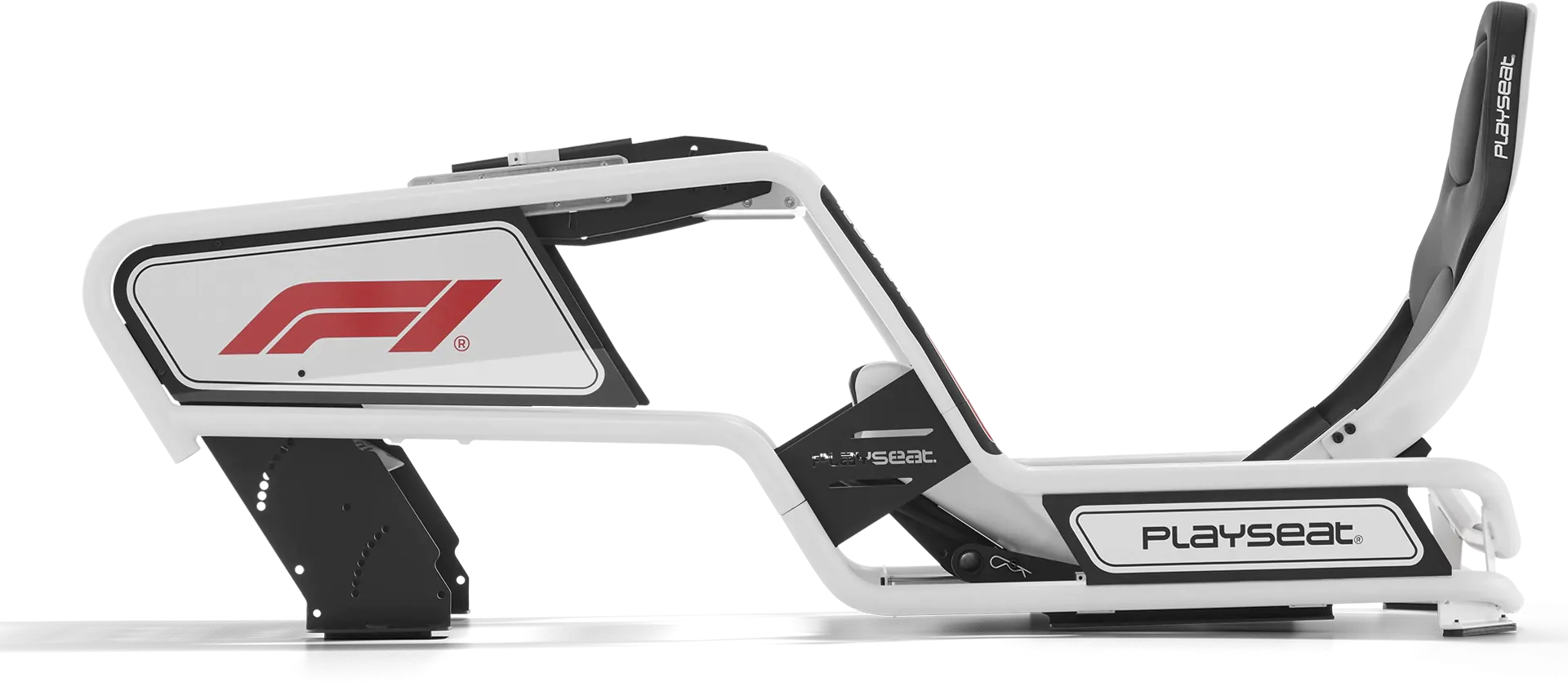 Fehér és fekete verseny szimulátor keret. F1 logóval, Playseat márkajelzéssel és versenyüléssel. A keret karcsú kialakítású.