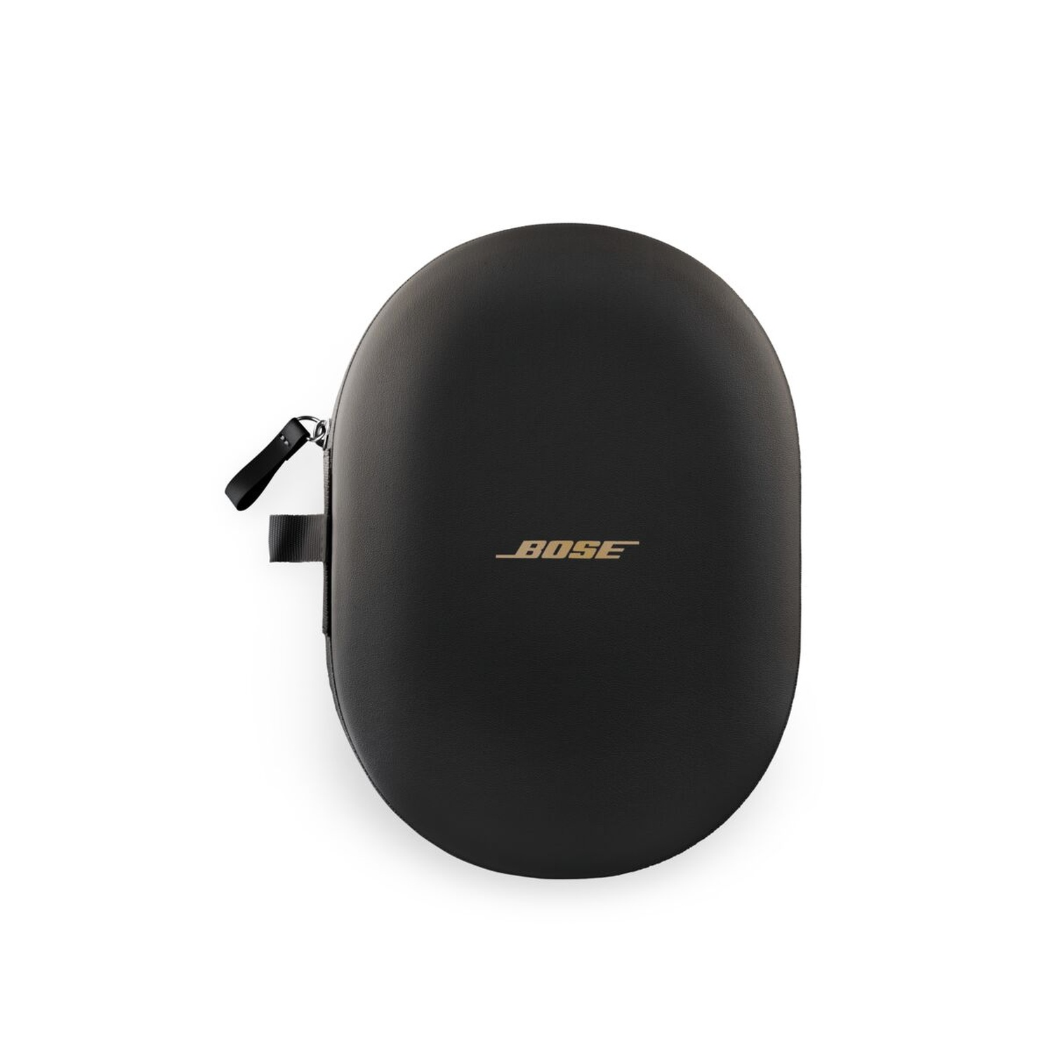 Étui noir pour casque Bose sur fond blanc. Logo Bose doré sur le devant. Fermeture éclair et poignée visibles.
