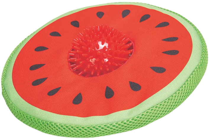 Egy görögdinnye formájú kutyajáték. Piros, fekete magokkal, zöld hálós szegéllyel és egy piros, tüskés labdával a közepén.