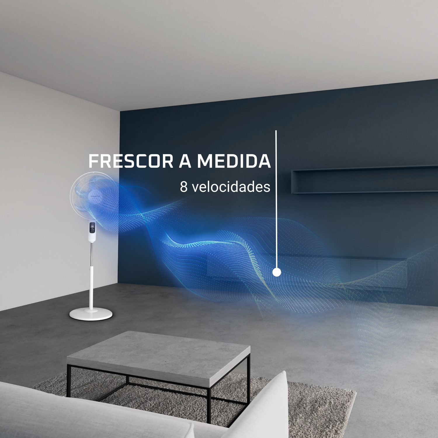Un ventilateur blanc dans une pièce. Il est devant un mur bleu foncé. Le texte dit 'Frescor a Medida 8 velocidades'.