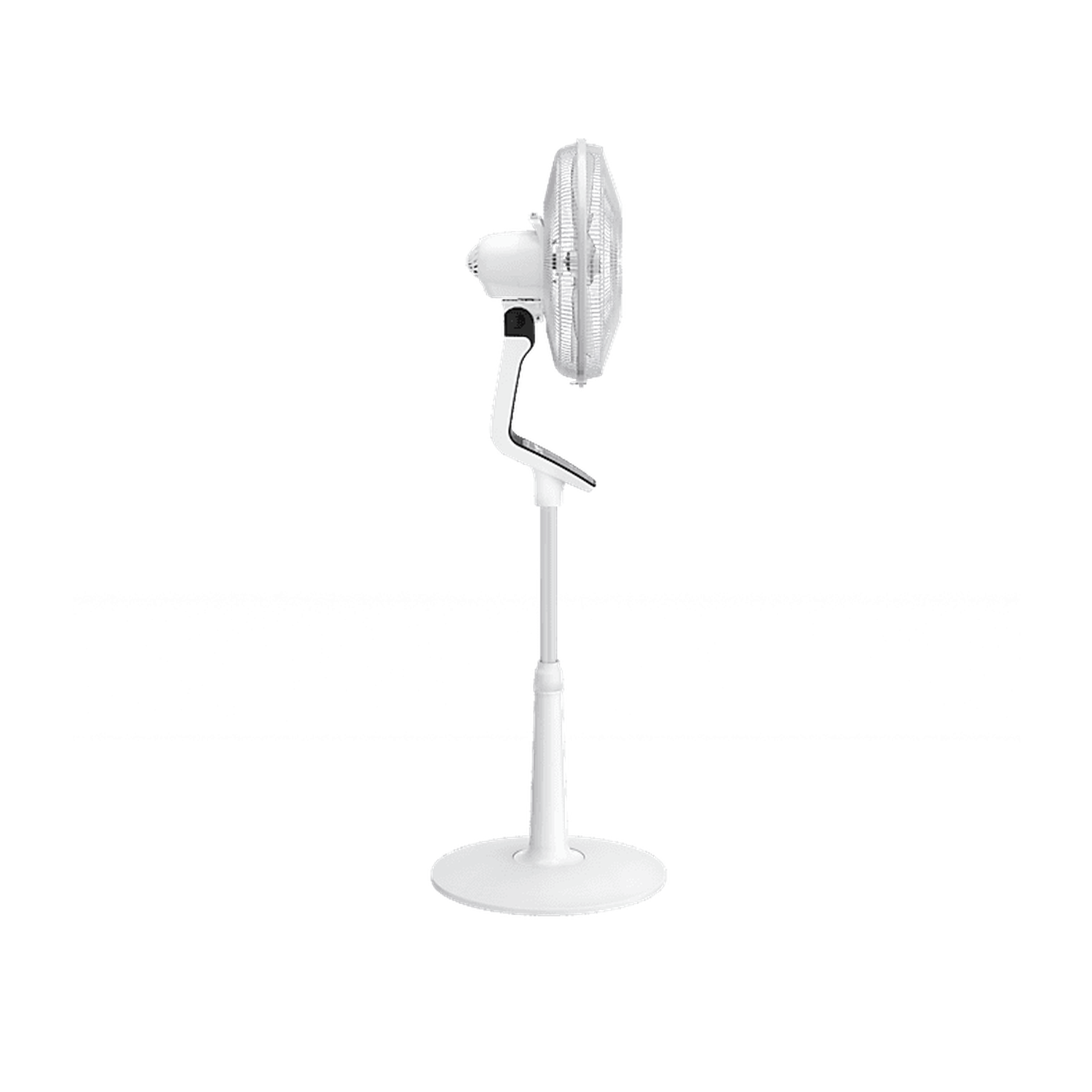 Un ventilateur sur pied blanc sur fond noir. Le ventilateur est éteint. Il a une base ronde, un poteau et une tête de ventilateur.