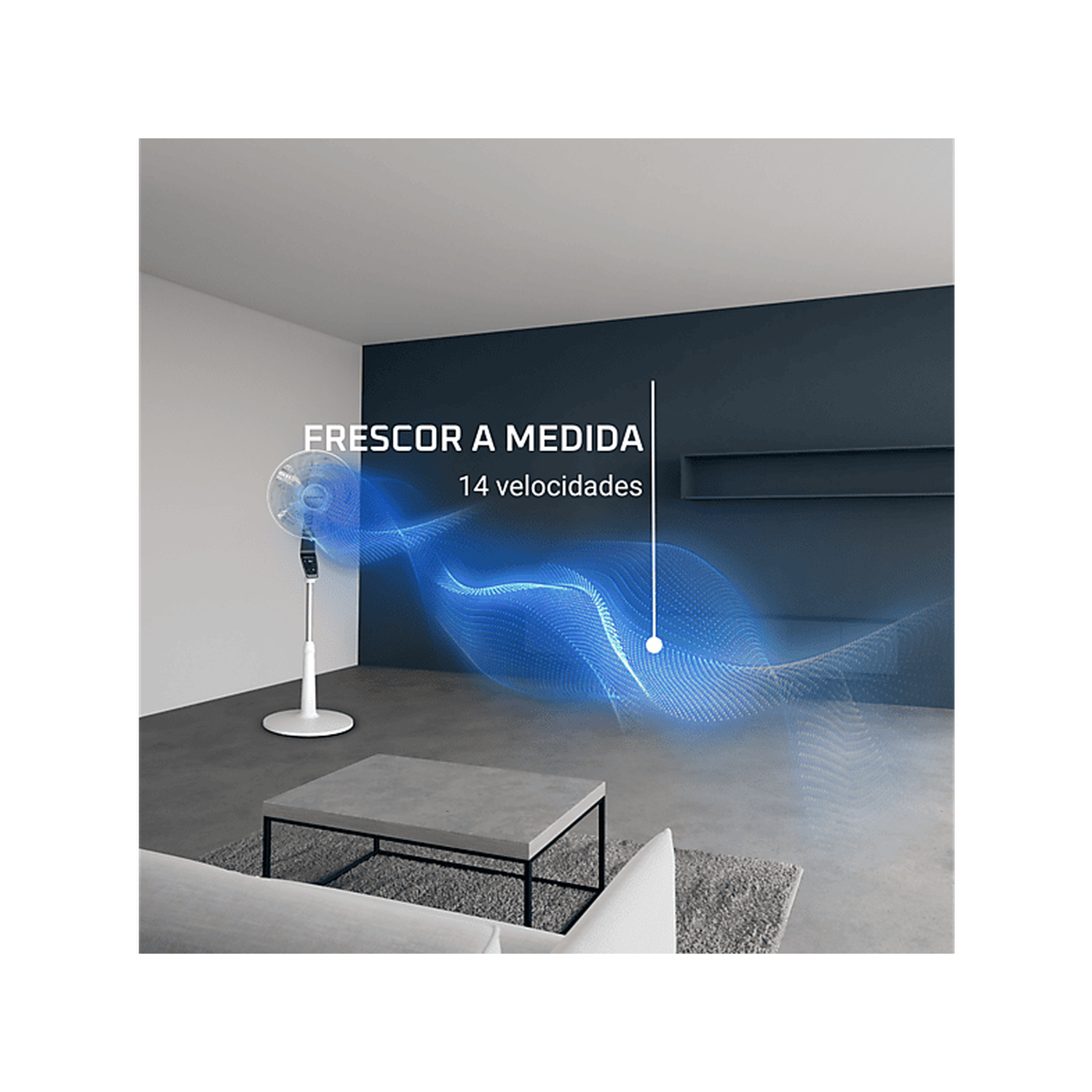Un ventilateur blanc se trouve dans une pièce avec une table grise et un canapé blanc. Le texte dit 'Frescor a Medida 14 velocidades'.