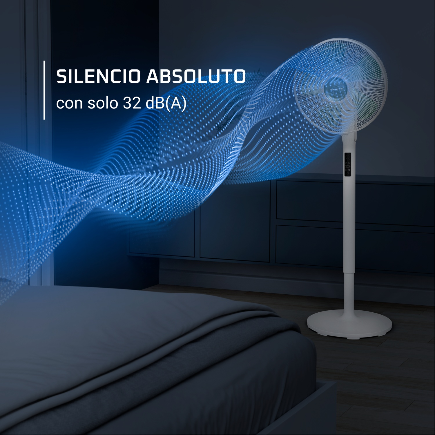 A white fan in a bedroom with a bed and text, 'SILENCIO ABSOLUTO' and 'con solo 32 dB(A)'. Blue air flow effect.