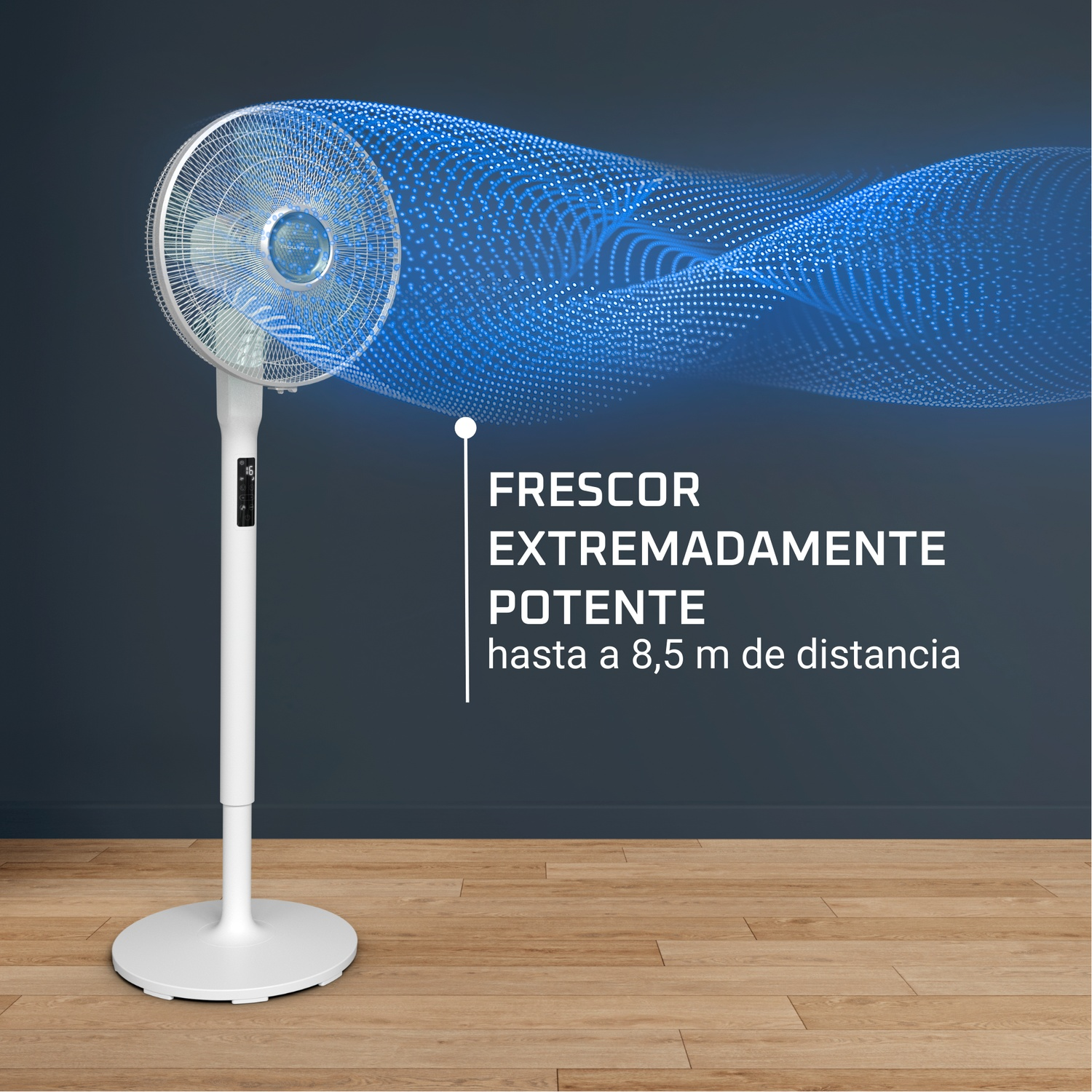 A white standing fan with a blue air flow graphic. Text reads 'FRESOR EXTREMADAMENTE POTENTE' and 'hasta a 8,5 m de distancia'.