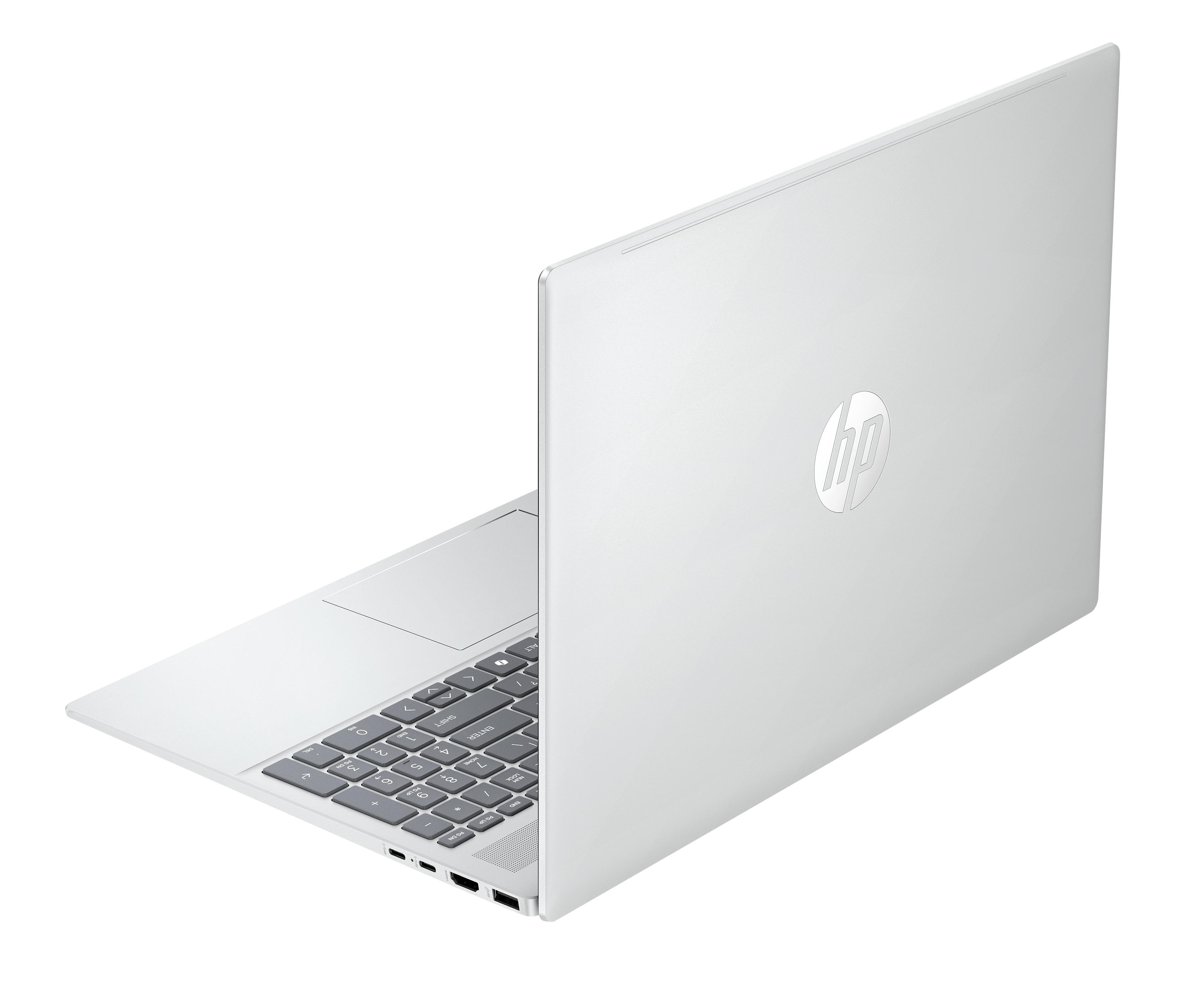 Ein weißer HP-Laptop ist auf weißem Hintergrund geöffnet. Die Tastatur ist sichtbar, das HP-Logo auf dem Deckel.