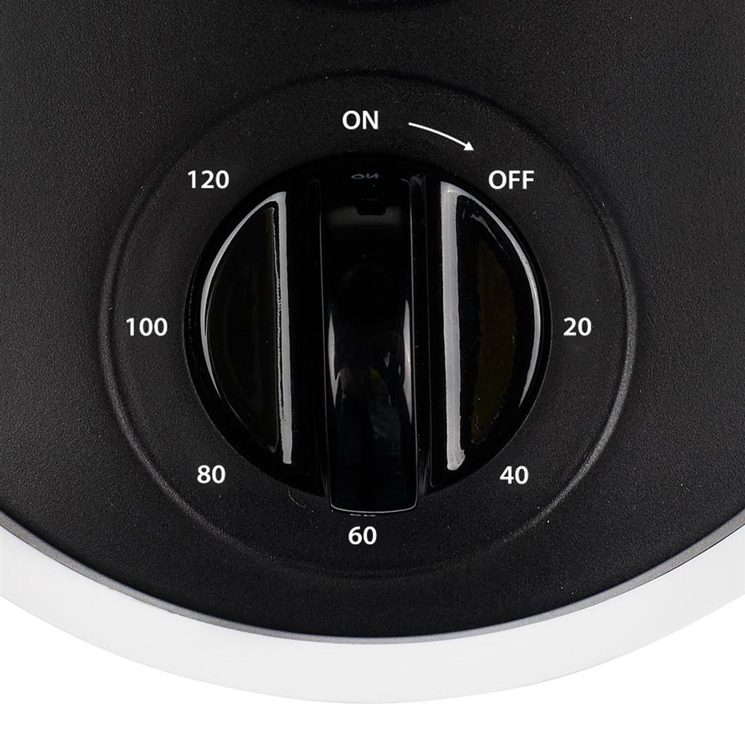 Un cadran noir avec des chiffres et un bouton. Le bouton pointe sur ARRÊT. Les chiffres indiquent les réglages de température.