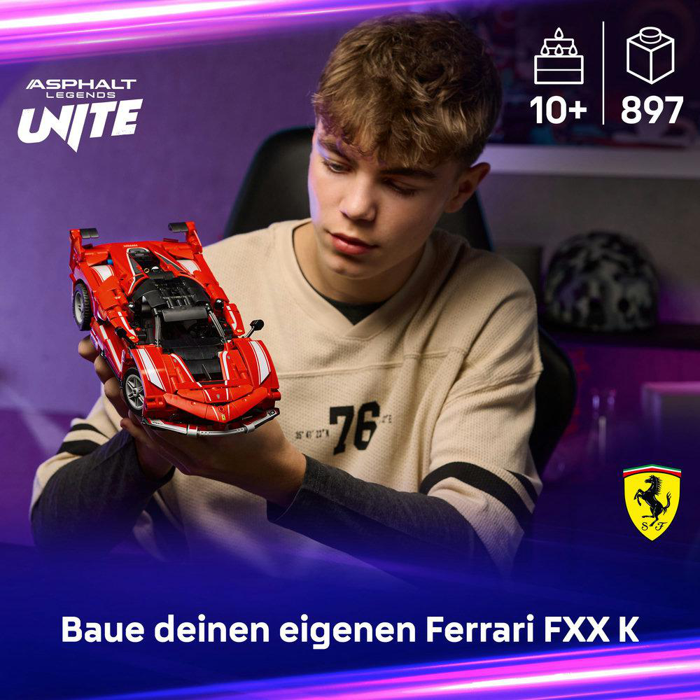Ein junger Mann hält ein rotes Ferrari-Modellauto. Das Logo von Asphalt Legends Unite befindet sich oben links. Das Ferrari-Logo ist unten rechts.