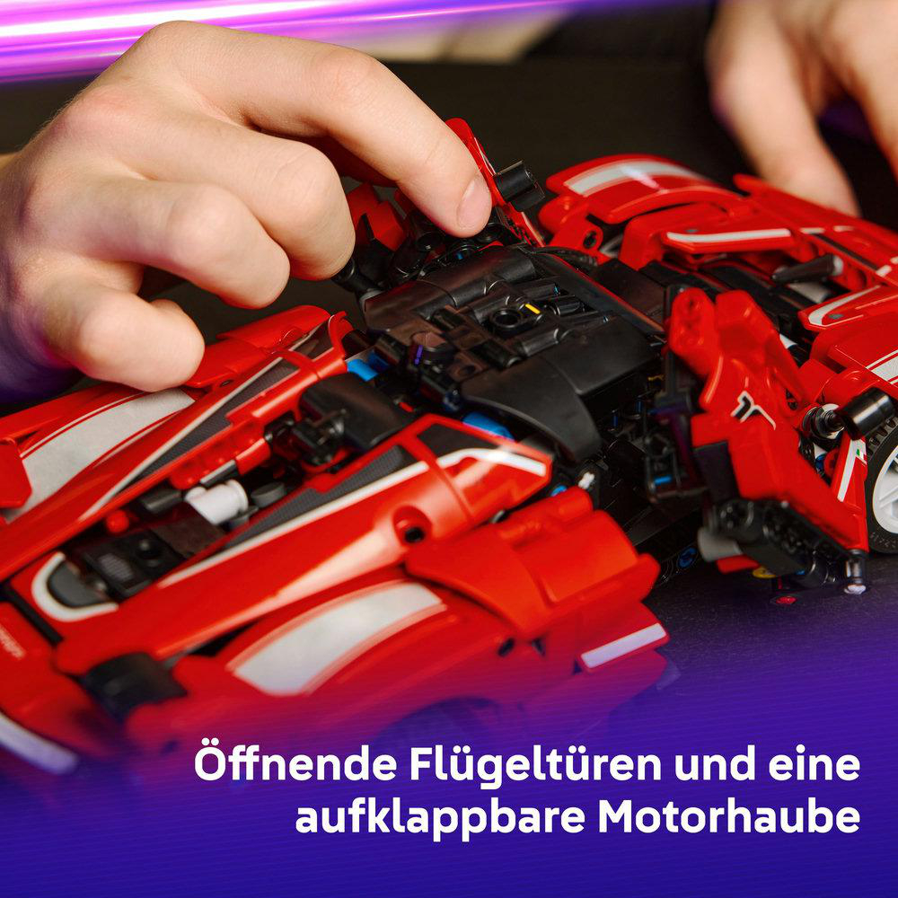 Eine Hand öffnet die Tür eines roten Spielzeugautos. Das Auto hat weiße Streifen. Im Hintergrund leuchten lila und weiße Lichter.