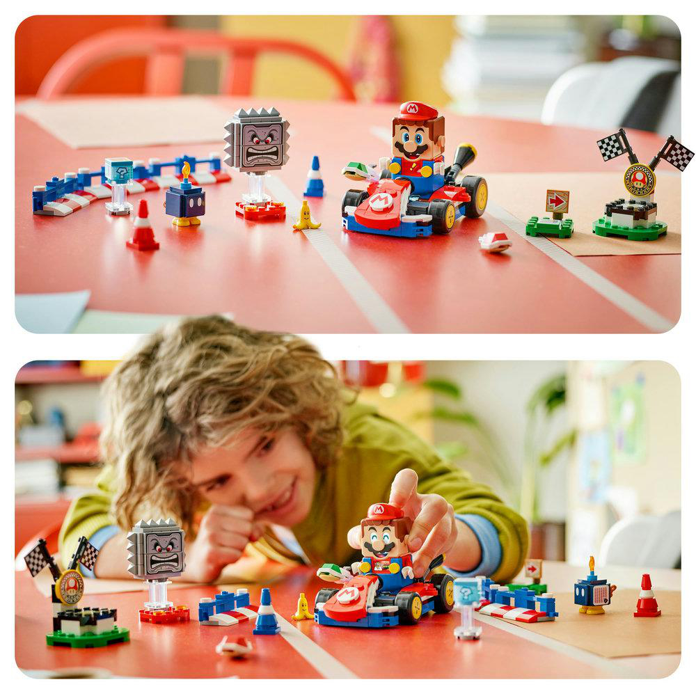 Ein Kind spielt mit Lego Mario Kart-Sets auf einem roten Tisch. Das Set enthält Mario, einen Kart und andere Hindernisse.