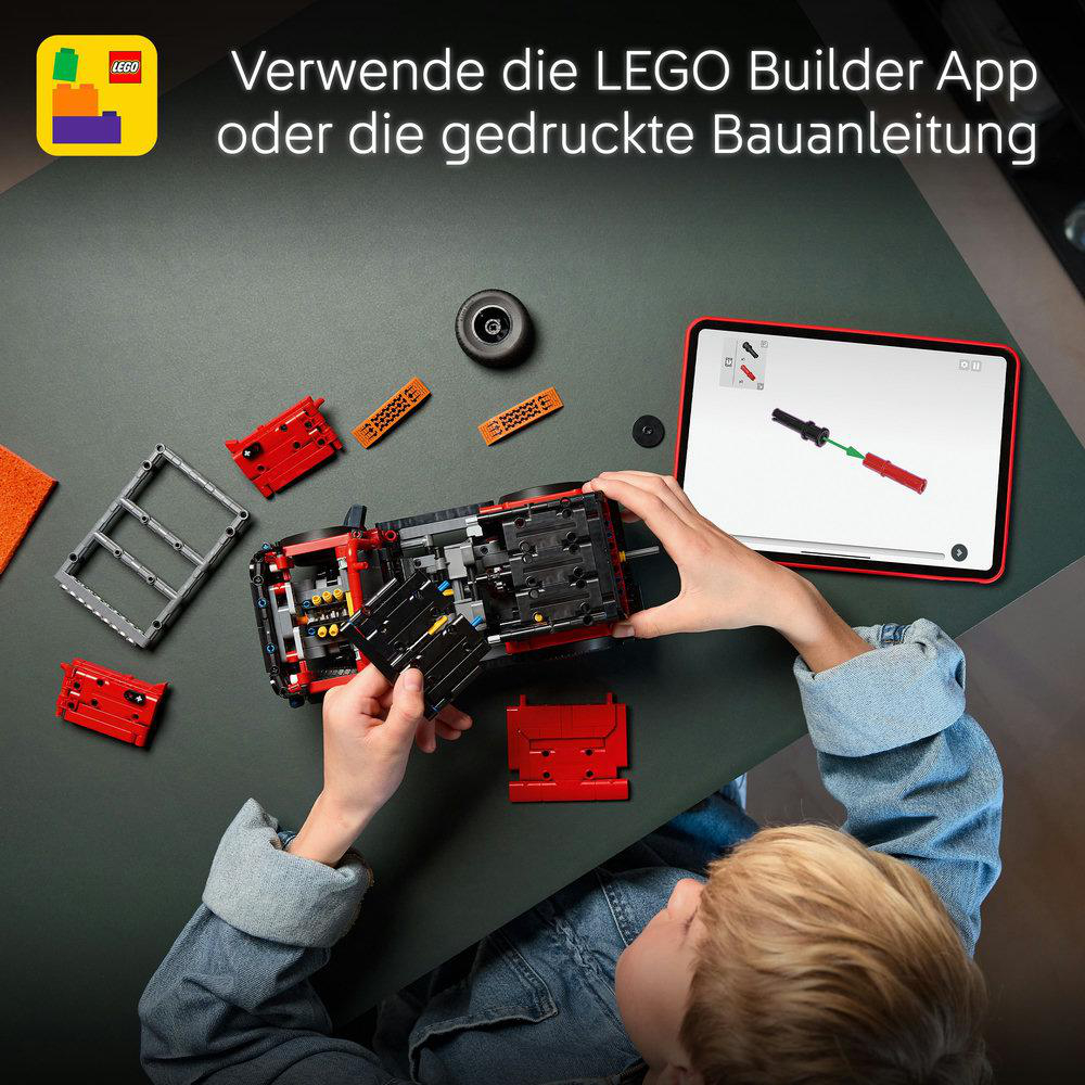Ein Kind baut ein LEGO-Auto zusammen, die Teile liegen auf einem Tisch verteilt. Ein iPad zeigt Anweisungen.