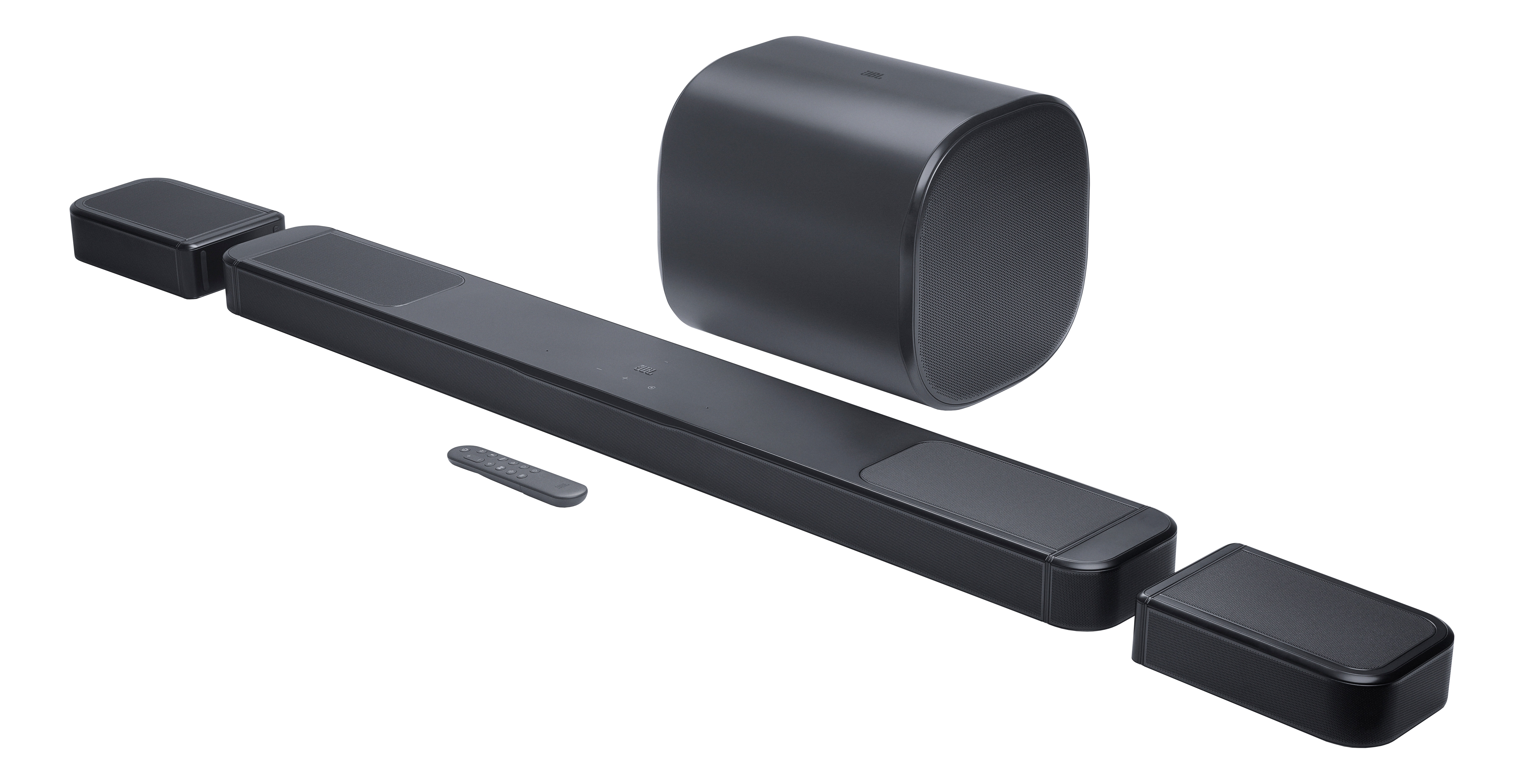 Eine schwarze Soundbar mit Fernbedienung, zwei Lautsprechern und einem Subwoofer, alles vor weißem Hintergrund.