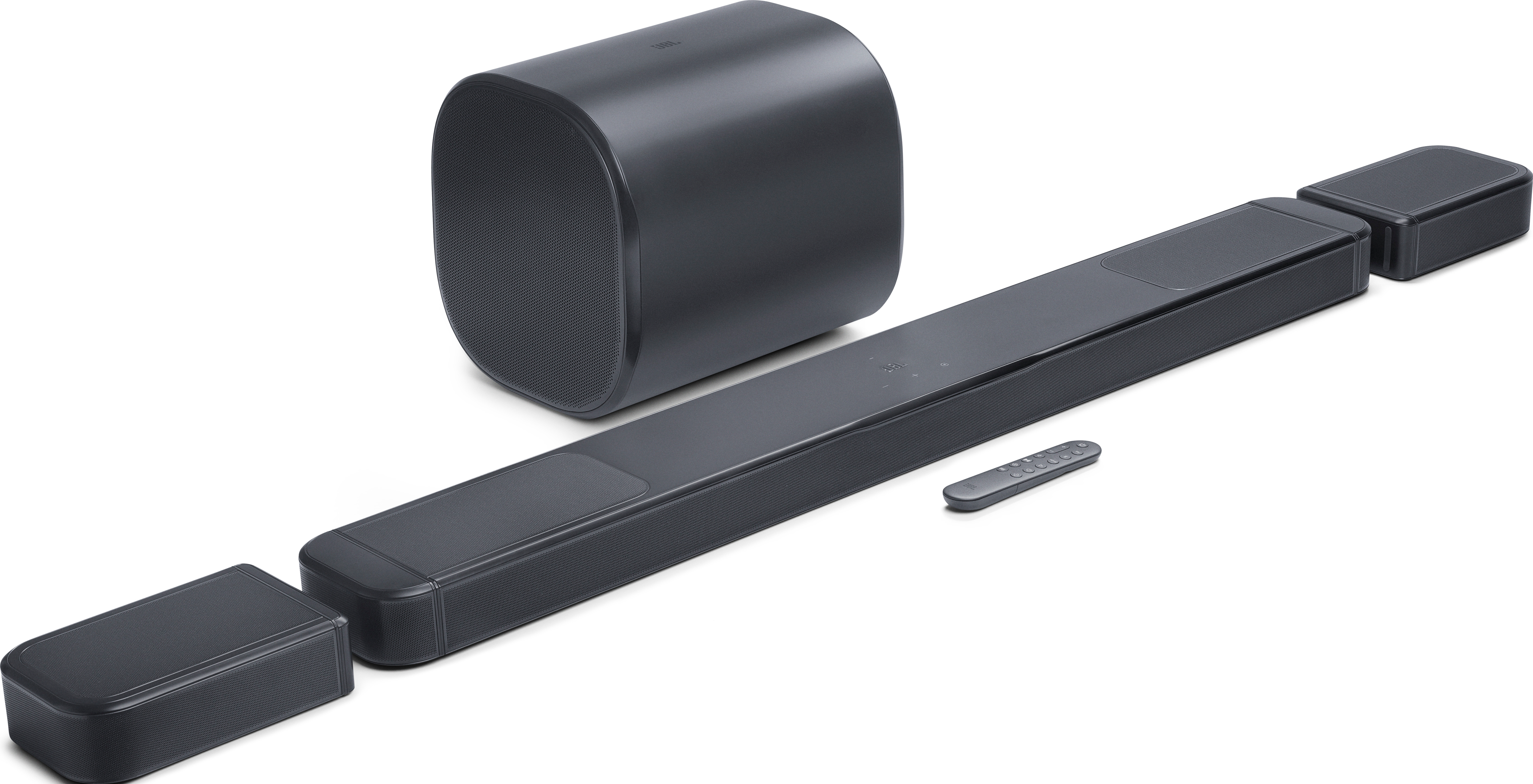 Ein dunkelgraues Soundsystem mit Subwoofer, Soundbar, zwei Satellitenlautsprechern und Fernbedienung auf weißem Hintergrund.