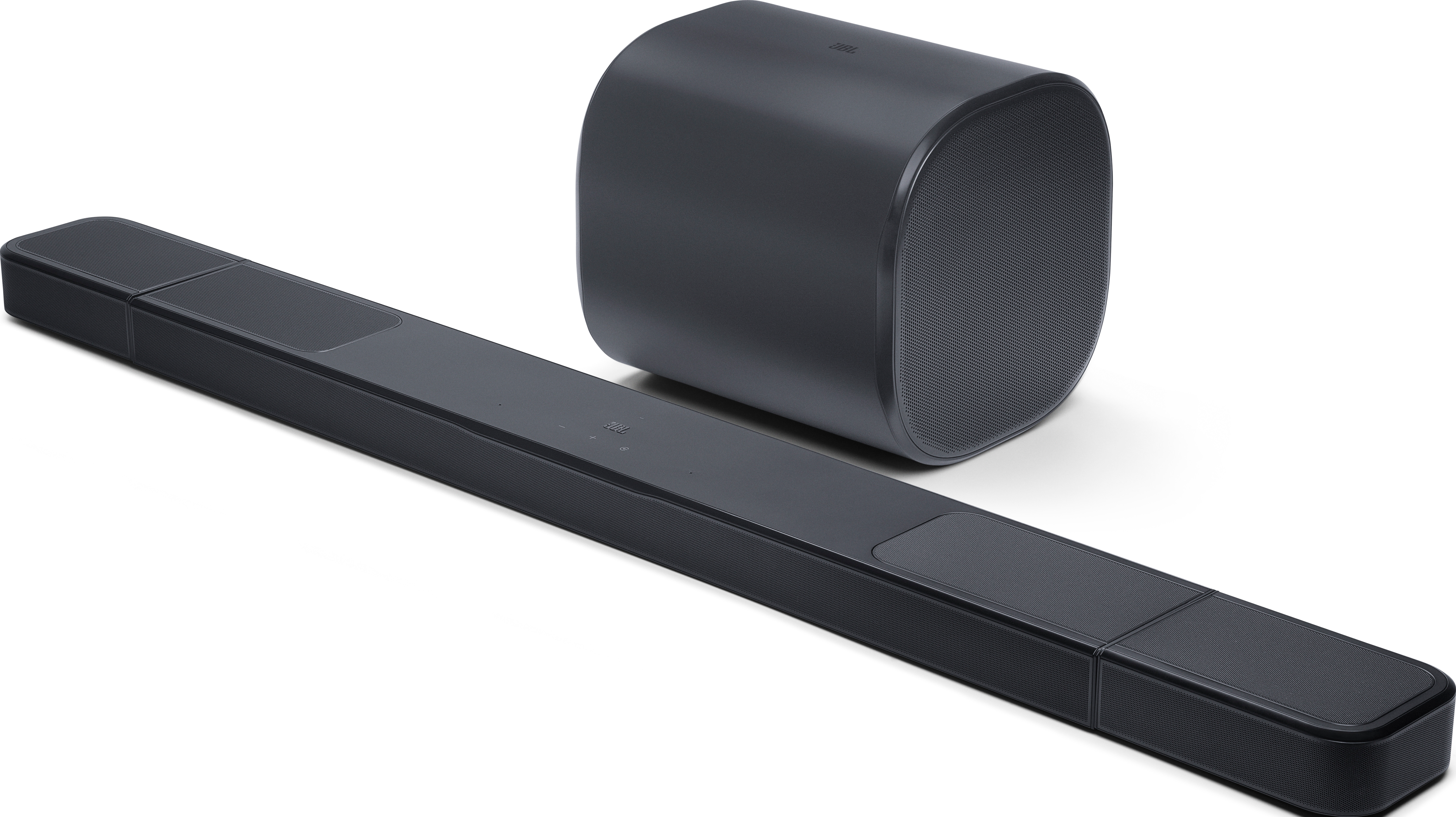 Eine schwarze JBL-Soundbar und ein Subwoofer auf einer weißen Oberfläche. Die Soundbar ist lang und rechteckig, der Subwoofer zylindrisch.