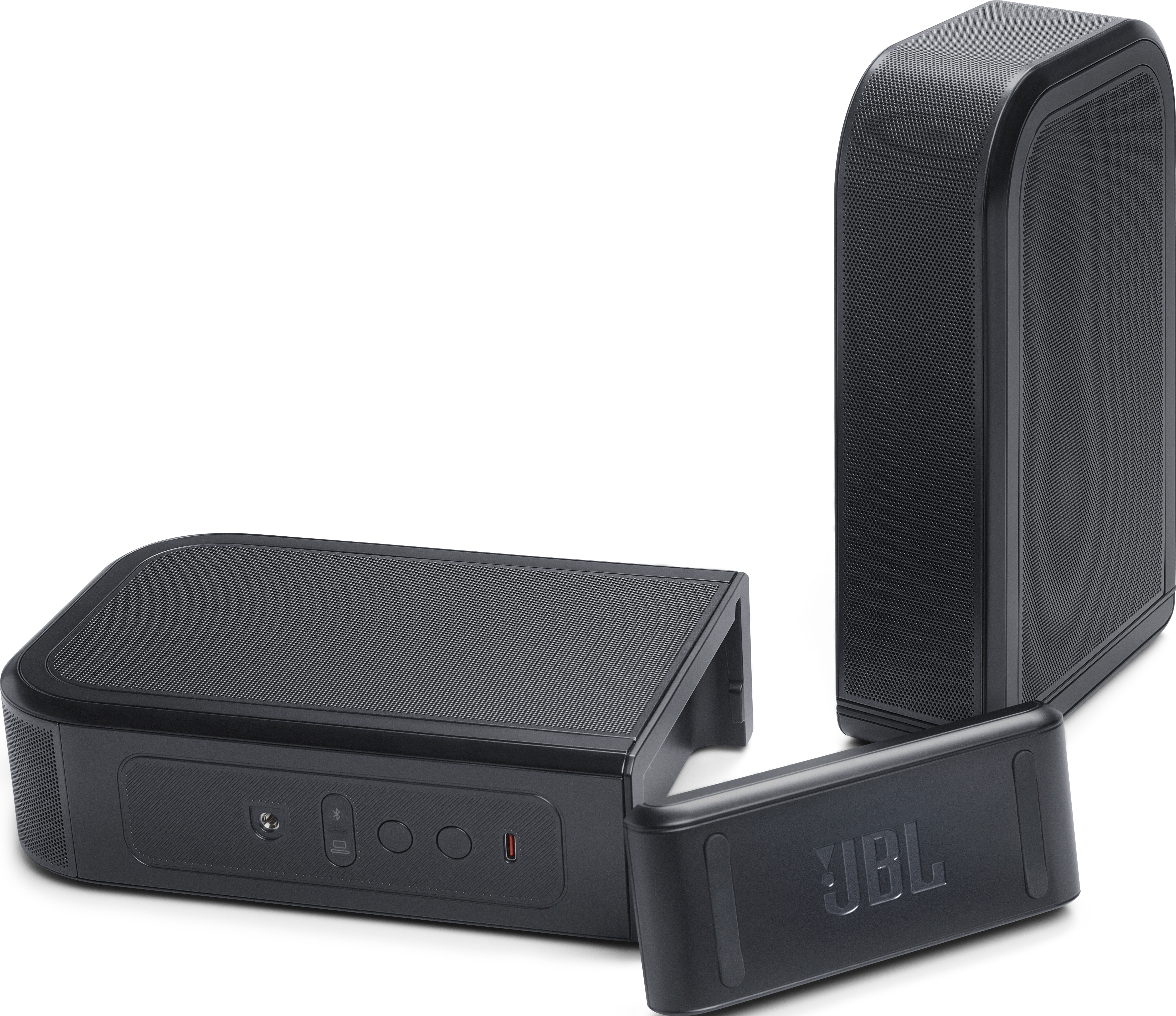 Schwarzes JBL-Soundsystem mit drei Komponenten: Subwoofer, Soundbar und Lautsprecher. Alle Komponenten befinden sich auf weißer Oberfläche.